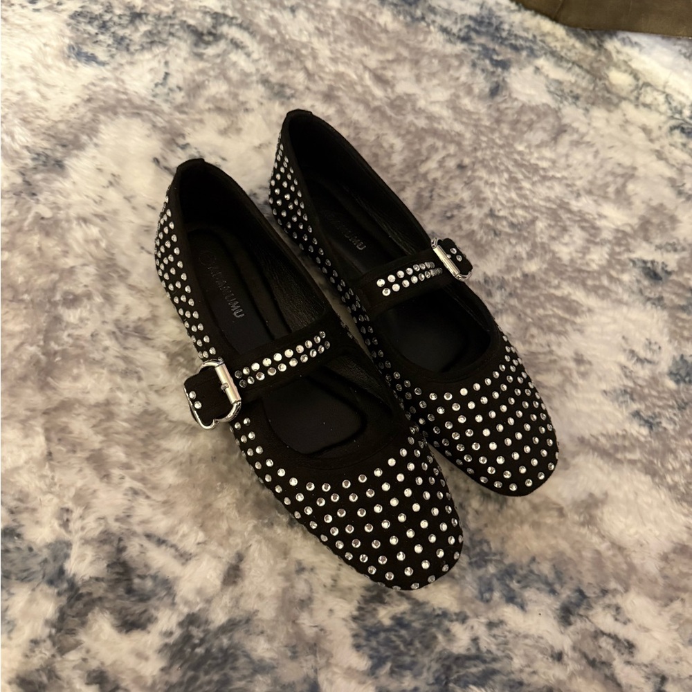 Elegant Black Loafers with Sleek Design